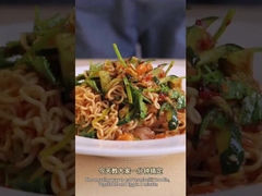 Délicieuse soupe instantanée aigre et épicée Vermicelli et nouilles 12 mois Noodles instantanées chaudes et aigres