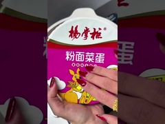 les nouilles instantanées, le vermicelli, les légumes et les œufs au goût de tomate