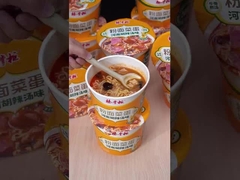 les nouilles instantanées, le vermicelli, les légumes et les œufs