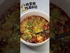 Méthode de cuisson à l'eau bouillante Réglissez-Frites Noodles instantanées de ramen avec des œufs Super Spicy Level