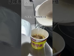 Tu peux aussi cuisiner les nouilles instantanées comme ça.