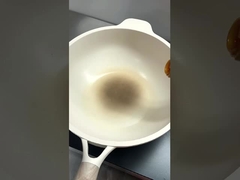 Cuisiner les nouilles larges de l'Anhui avec de la pâte de crevettes