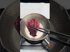 C'est délicieux quand on cuisine des nouilles avec de la viande, des œufs, des légumes !