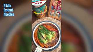 Repas chinois rapide de nouilles à la patate douce de 5 minutes