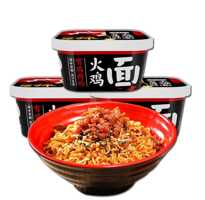 Noodles coréennes instantanées au goût de poulet chaud