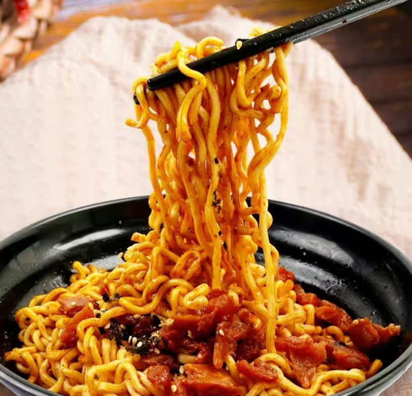 Noodles coréennes instantanées au goût de poulet chaud