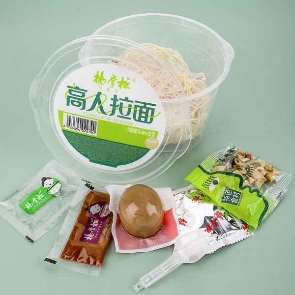 Ramen instant nouilles saveur bœuf épicé non frit / Nouilles en tasse bœuf épicé aigre et épicé avec œuf
