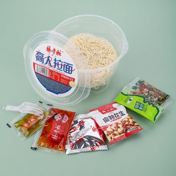Noodles instantanées de ramen non frites avec des ingrédients délicieux et nutritifs pour un repas sain
