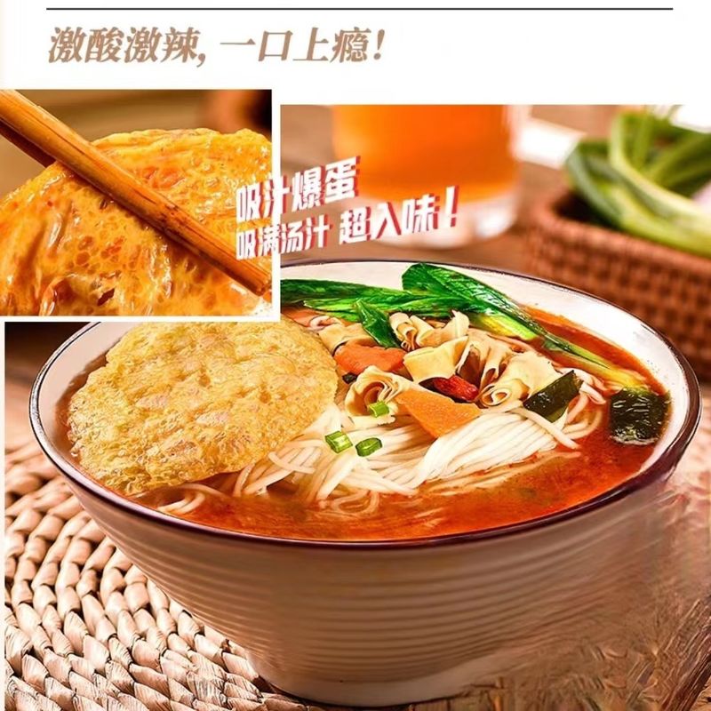 Facile et rapide cuisson des nouilles instantanées ramen avec des légumes et des œufs, des nouilles instantanées saines