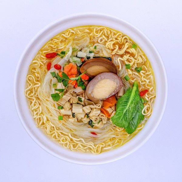 Vermicelli et nouilles au goût de jus épicé, nouilles instantanées, goût chinois.