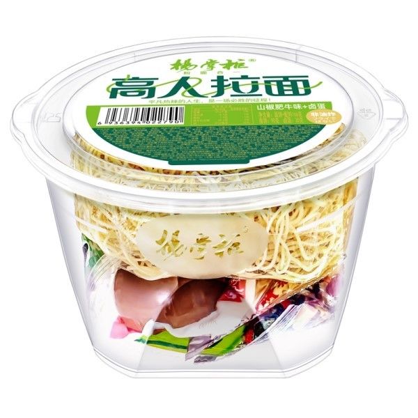Noodles instantanées de ramen non frits avec assaisonnement de sauce et œuf épicé