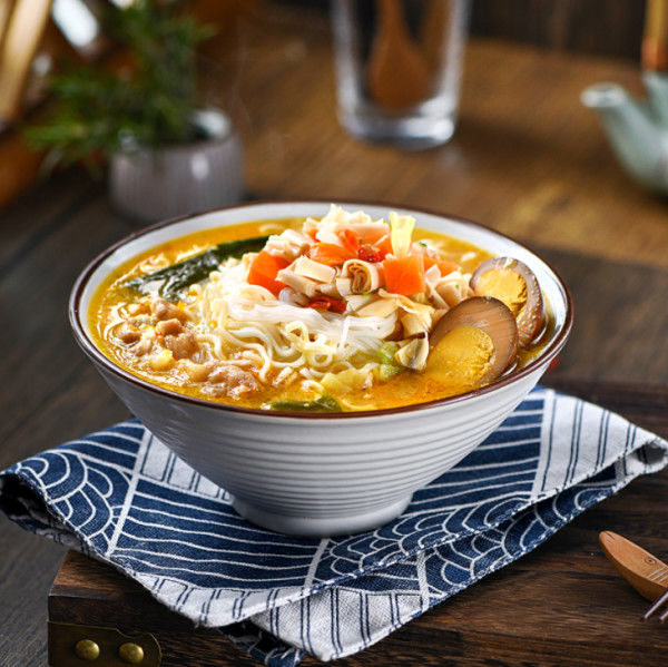 Soupe d'or saveur de bœuf épicé et acide Vermicelli Instant Noodle Combinaison de tasse pour la cuisson à l'eau bouillante