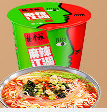 Des nouilles instantanées de ramen non frites avec un goût aigre et épicé