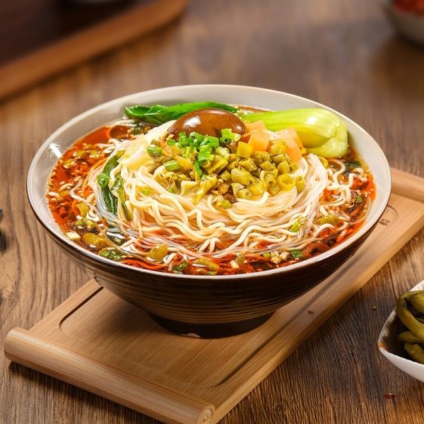 Soupe aux haricots épicés et épicés au goût de vermicelli et nouilles instantanées aux ingrédients riches