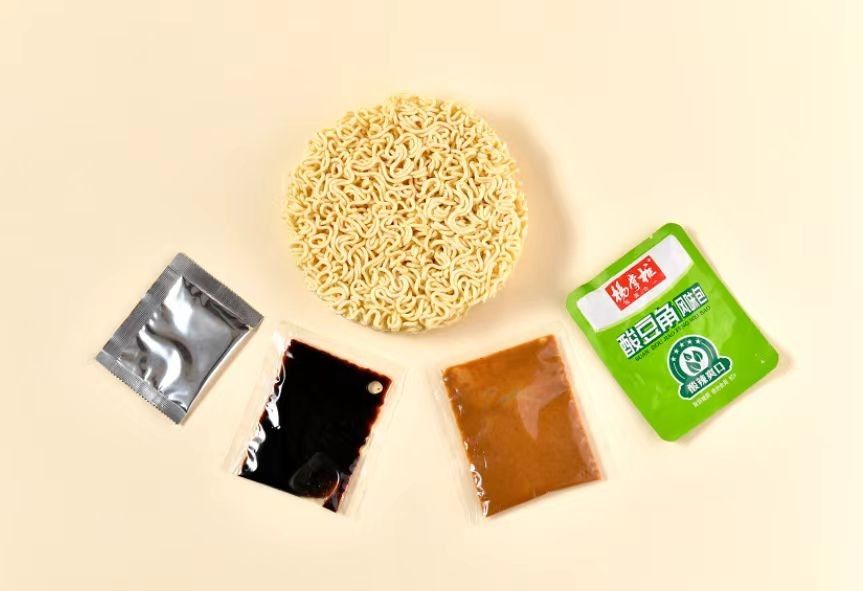 Noodles instantanées sèches de Wuhan ((Noodles mélangées aromatisées à la sauce au sésame épicée) OEM acceptable 158g*12
