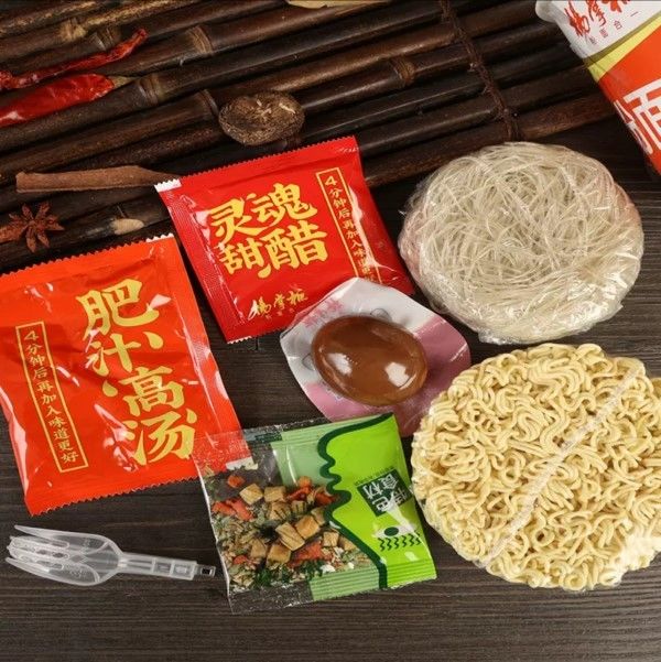 Des nouilles instantanées et du vermicelli avec des légumes et des œufs au style hongkongais