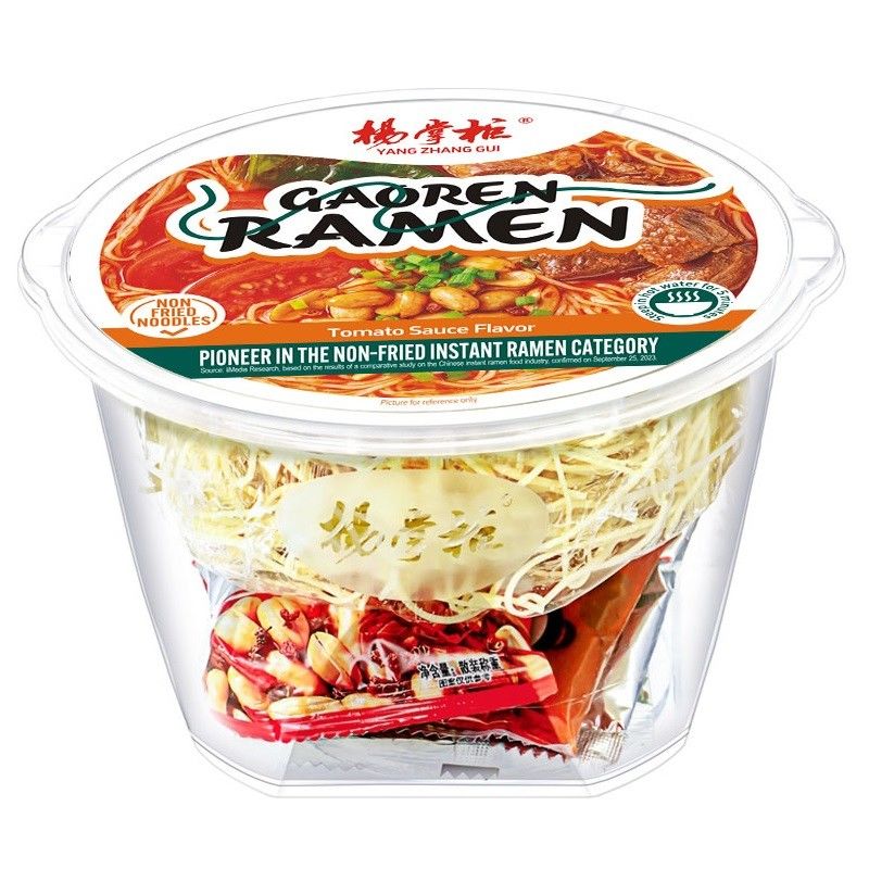 Délicieuse soupe de nouilles instantanée avec méthode de cuisson à l'eau bouillante et saveur de soupe de tomate