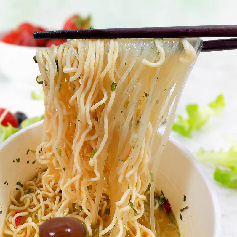 Nouilles instantanées chinoises en tasse avec vermicelles saveur hot pot de Chongqing nouilles épicées