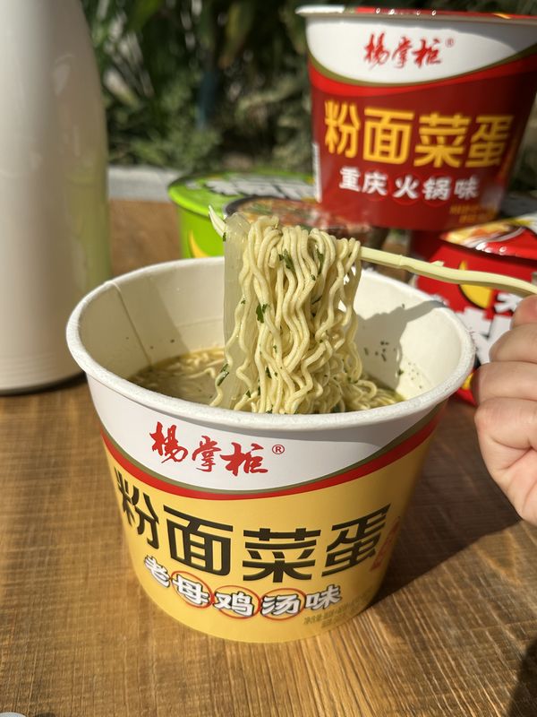 Méthode de cuisson à l'eau bouillante Réglissez-Frit Noodle de ramen instantané avec des nouilles 182g et Ingrédients Noodles