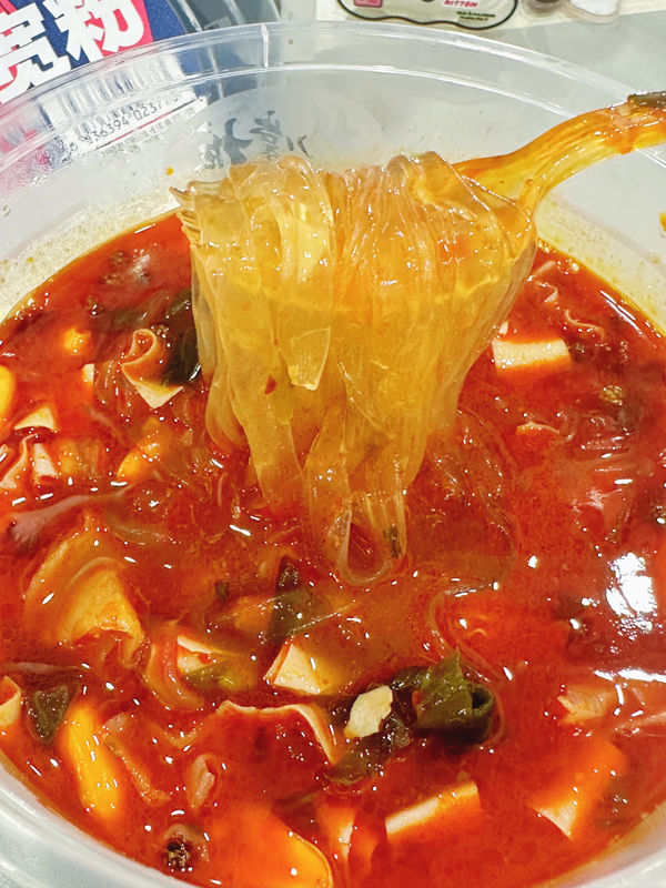 Chongqing Noodles à la tasse de saveur aigre et épicée avec Vermicelli au niveau chaud épicée et ingrédients Vermicelli