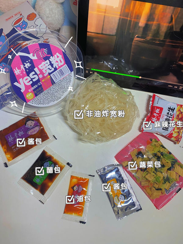 Noodles à la tasse à l'arôme épicé à température chaude 156g*12 combinaison parfaite de saveur et d'épices