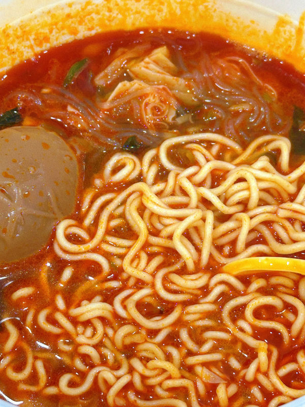 192g Noodle à l'instant mélangée à sec Méthode de cuisson à l'eau bouillante à essayer pour les amateurs de nouilles