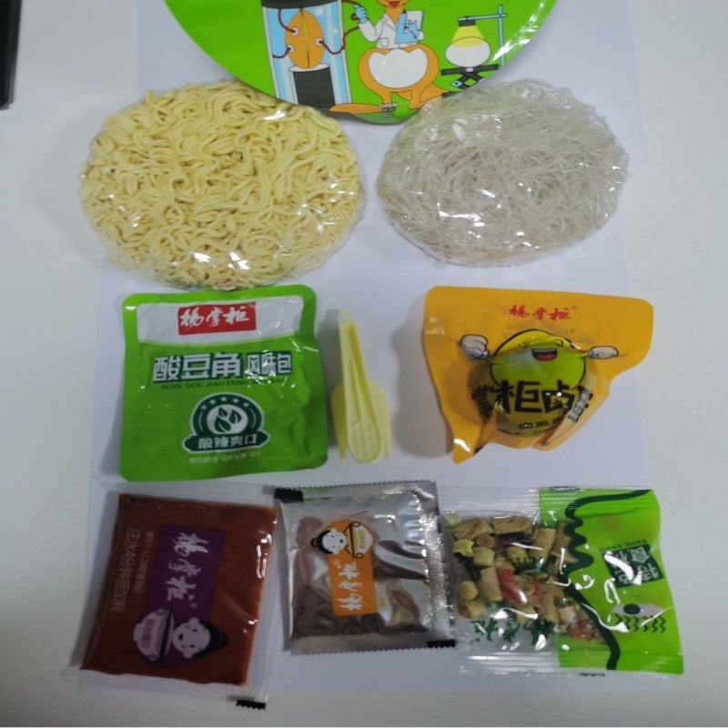Un œuf entier avec du vermicelli non frit Soupe délicieuse Noodles instantanées épicées et mala