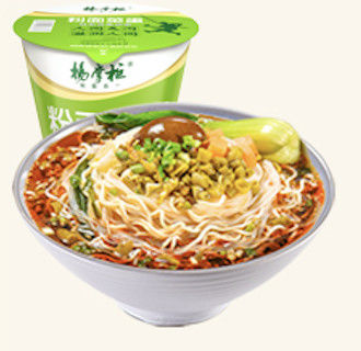 Un œuf entier avec du vermicelli non frit Soupe délicieuse Noodles instantanées épicées et mala