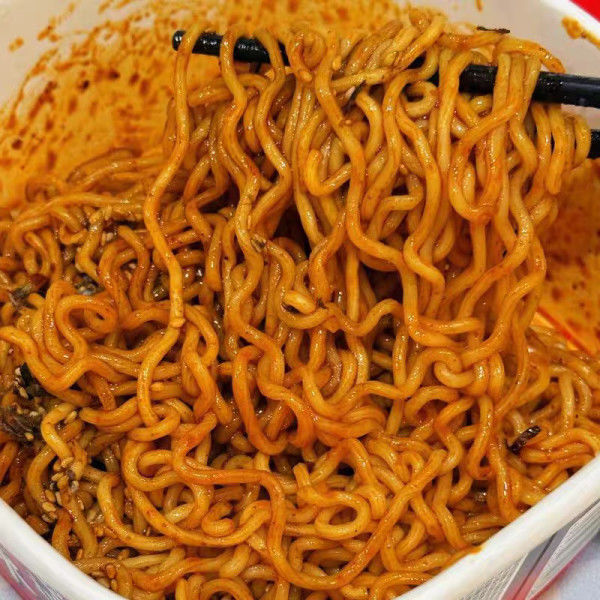 Des nouilles séchées épicées de Wuhan avec une saveur de sésame épicée pour une expérience de nouilles chinoise authentique