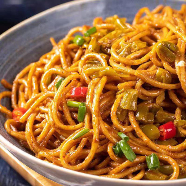 Délectez-vous de la combinaison parfaite de sauce de sésame et d' un peu d' épices dans un spaghetti végétarien