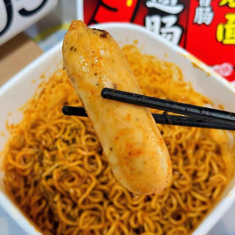 Boîte de papier emballée Noodles de poulet chaud coréen très chaud avec poivre noir Sausage authentique