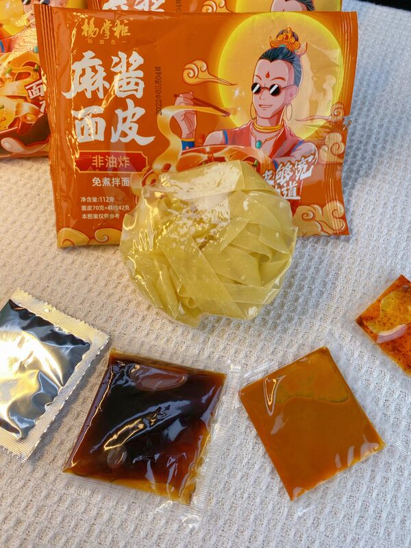 Des nouilles instantanées à la pâte de sésame, parfaites pour les fast-foods et les fournisseurs de services alimentaires à la recherche de produits.