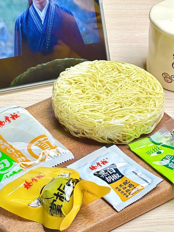 Pas épicé Ramen Noodles 161g Taille de portion simple Facile de préparation Méthode d'eau bouillante Parfait pour les fournisseurs de services alimentaires