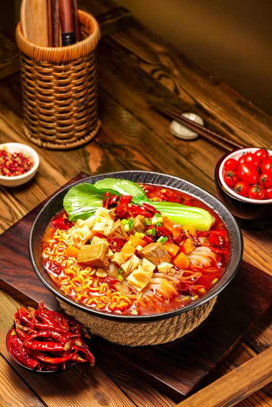 Noodles épicées Chongqing Mala Flavor Cup Noodles 92g12 Pack Noodles instantanées Idéales pour les supermarchés Les restaurants et les dépanneurs