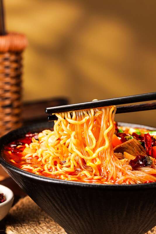92g12 Cup Noodles Saveur Chongqing Mala Ingrédients Végétaux Nouilles Instantanées Idéal pour la Restauration d'Événements et les Services d'Hôtellerie
