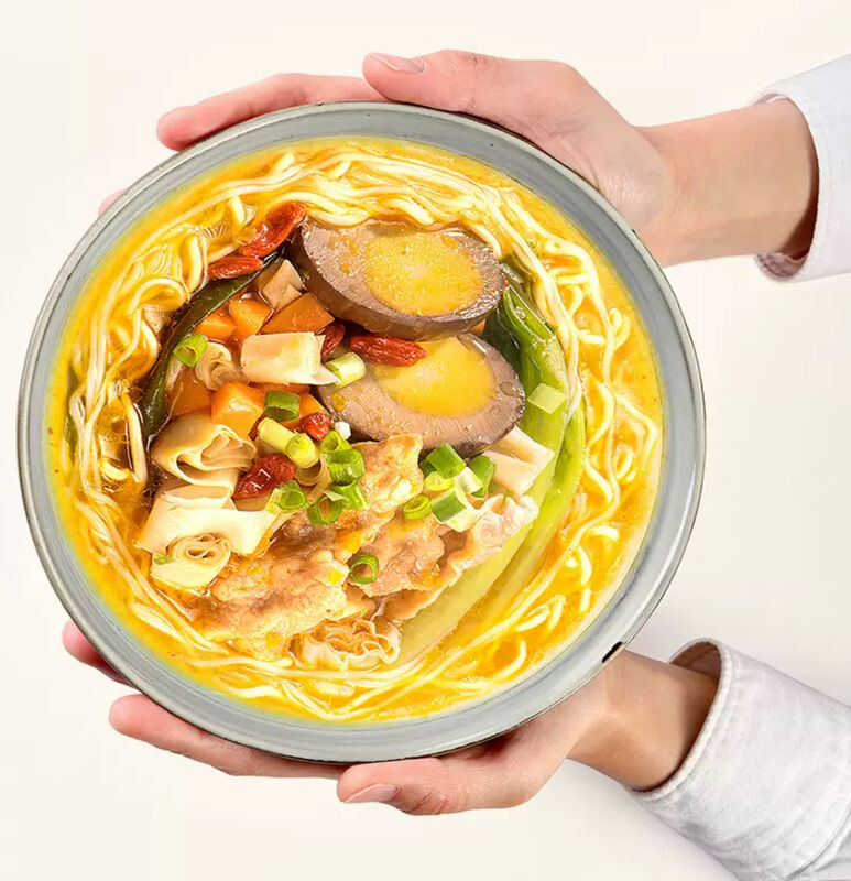 Soupe d'or, saveur de bœuf, vermifuge épicé et aigre, nouilles instantanées, nouilles chinoises, nourriture chinoise.