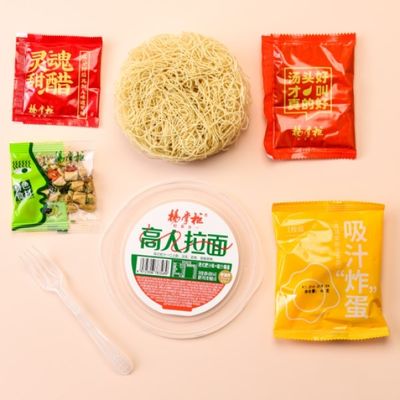 Noodles instantanées de ramen au style Hong Kong, jus riche, saveur de ramen instantané non frits