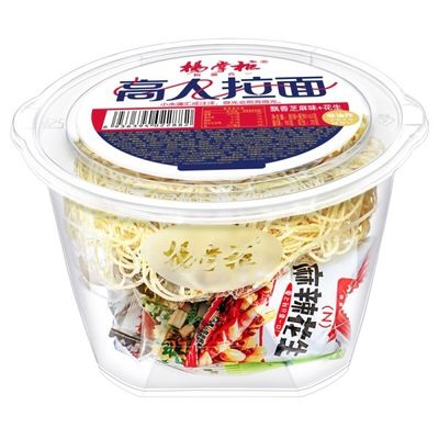 Noodles instantanées de ramen non frites avec des ingrédients délicieux et nutritifs pour un repas sain