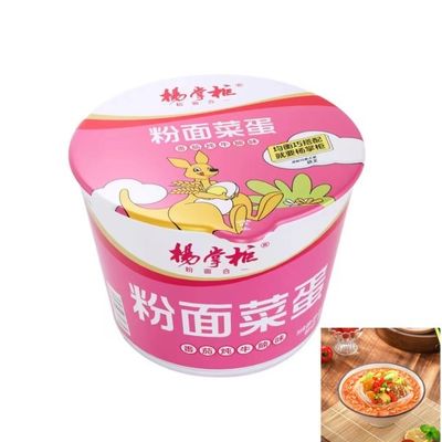 Vermicelli et nouilles instantanées avec du bœuf cuit à la vapeur Tomates saveur soupe instantanée nouilles saveur de bœuf