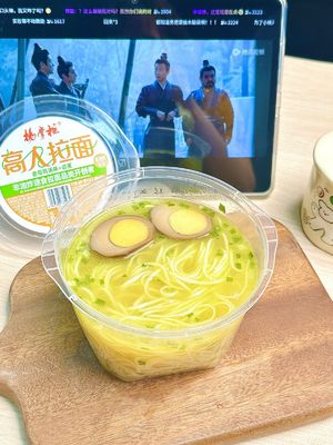 Un bloc de nouilles séchées et faciles à cuisiner avec des ingrédients de soupe 161g