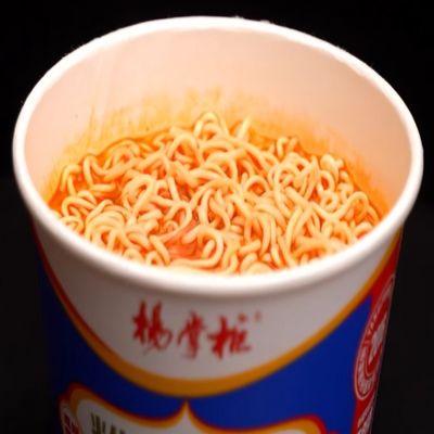 Un baril de papier facile à cuisiner rempli de vermicelli chinois rapide avec une nouvelle saveur d'assaisonnement traditionnel