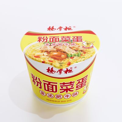 Nouilles de vermicelles de patate douce chinoises traditionnelles dans une soupe dorée au goût de bœuf pour un plat délicieux